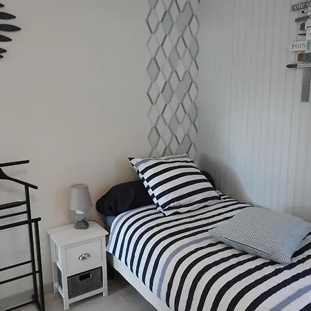 Au Bord Du Avec Terrasse, Ideal Pour La Famille - Fr-1-611a-17 Villegusien-le-Lac